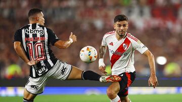 Copa Libertadores - Semi Final - Second Leg - River Plate v Atletico Mineiro - Estadio Mas Monumental, Buenos Aires, Argentina - October 29, 2024 Atletico Mineiro's Paulinho in action with River Plate's Santiago Simon REUTERS/Agustin Marcarian