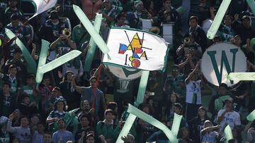 Futbol, Santiago Wanderers vs Cobresal
Decimocuarta fecha, campeonato de Clausura 2016/17.
Hinchas de Santiago Wanderers alientan a su equipo durante el partido de primera division contra Cobresal disputado en el estadio Elias Figueroa de Valparaiso, Chile.
13/05/2017
Andres Pina/Photosport**********
Football, Santiago Wanderers vs Cobresal
14th date, Clousure Championship 2016/17
Santiago Wanderers fans cheer their team during the firsrt division football match against Cobresal at the Elias Figueroa stadium in Valparaiso, Chile.
13/05/2017
Andres Pina/Photosport