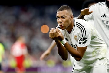 1-0. El astro francés celebra su primer gol en Champions con el conjunto blanco.