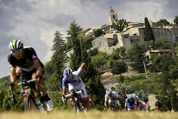 El noruego Edvald Boasson Hagen monta en una escapada cerca de un pueblo durante los 222,5 km de la 19ª etapa del Tour de Francia 2017.