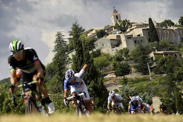 El noruego Edvald Boasson Hagen monta en una escapada cerca de un pueblo durante los 222,5 km de la 19ª etapa del Tour de Francia 2017. 