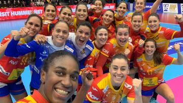 Las Guerreras de la selecci&oacute;n espa&ntilde;ola de balonmano posan para un selfi tras ganar a Montenegro en el &uacute;ltimo partido de primera ronda del Mundial femenino.