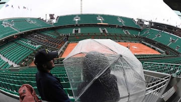 La Philippe Chatrier, pista central de Roland Garros, ayer tras la suspensi&oacute;n de la jornada por lluvia.