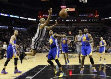 Spurs 109 - Warriors 91 (3-2). Tony Parker de los Spurs pierde la pelota.