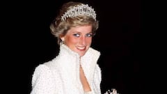 La princesa Diana de Gales, Lady Di, sonriente y muy elegante con un vestido blanco, una corona y un ramo de flores en la mano.