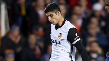 VALENCIA, SPAIN - NOVEMBER 26: Goncalo Guedes (L) of Valencia competes for the ball with Nelson Semedo of Barcelona during the La Liga match between Valencia and Barcelona at Estadio Mestalla on November 26, 2017 in Valencia, Spain. (Photo by Fotopress/Getty Images)