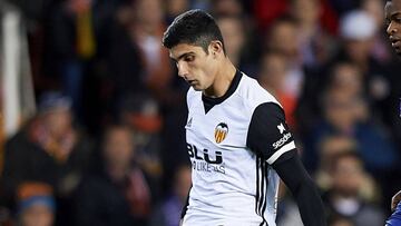 VALENCIA, SPAIN - NOVEMBER 26:  Goncalo Guedes (L) of Valencia competes for the ball with Nelson Semedo of Barcelona during the La Liga match between Valencia and Barcelona at Estadio Mestalla on November 26, 2017 in Valencia, Spain.  (Photo by Fotopress/Getty Images)