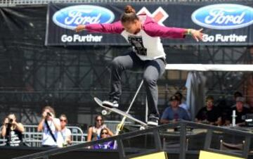 Samarria Brevard durante la competicion femenina de Skateboard Street en los X Games de Los Angeles