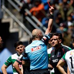 Colo Colo se acerca a su torneo con más expulsados en 30 años