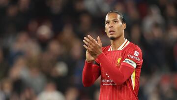 Liverpool (United Kingdom), 20/10/2024.- Virgil van Dijk of Liverpool applauds after the English Premier League match between Liverpool FC and Chelsea FC in Liverpool, Britain, 20 October 2024. (Reino Unido) EFE/EPA/ADAM VAUGHAN EDITORIAL USE ONLY. No use with unauthorized audio, video, data, fixture lists, club/league logos, 'live' services or NFTs. Online in-match use limited to 120 images, no video emulation. No use in betting, games or single club/league/player publications.