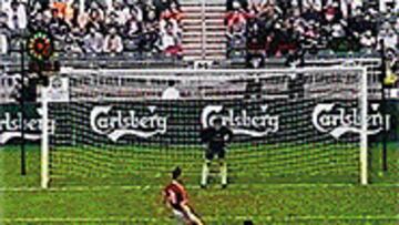 Wieghorst lanza el penalti fuera ante las felicitaciones iraníes.