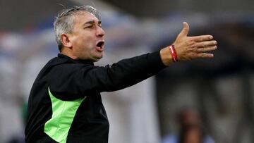 Futbol, Santiago Wanderers vs Deportes Temuco
Decimo cuarta fecha, campeonato de Trasicion 2017
El entrenador de Deportes Temuco Dalcio Giovagnoli da instrucciones a sus jugadores durante el partido de primera division contra Santiago Wanderers disputado en el estadio Elias Figueroa de Valparaiso, Chile.
04/12/2017
Andres Pina/Photosport
Football, Santiago Wanderers vs Deportes Temuco
14th date, Transition Championship 2017
Deportes Temuco's manager Dalcio Giovagnoli instructs his players during the first division football match against Santiago Wanderers held at the Elias Figueroa stadium in Valparaiso, Chile.
04/12/2017
Andres Pina/Photosport