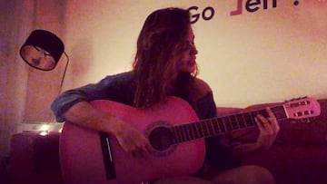 Lara &Aacute;lvarez cantando su versi&oacute;n del tema Despacito