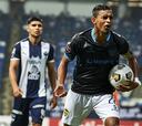 Ernestro Trinidad, capitán del Atlético Pantoja, recorrió de rodillas el BBVA tras su duelo contra Monterrey