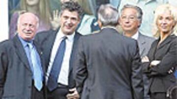 <b>RELAX EN GÉNOVA</b>. Mientras sigue el proceso contra la FEF, sus dirigentes dedicaron su estancia en Génova a la charla distendida. De izquierda a derecha, Borrás del Barrio, Villar y Padrón, acompañados por una atractiva traductora.