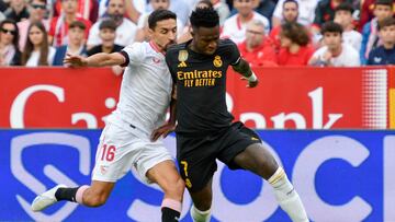 Jes¨²s Navas trata de frenar a Vinicius.