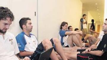 <b>CON TRANQUILIDAD. </b>La Selección se muestra confiada en su cruce contra Lituania. Gasol navega por internet, mientras Navarro y Reyes conversan.