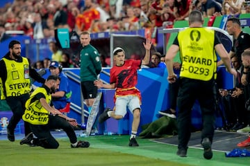 Un espontáneo se escapa de la seguridad del estadio durante el encuentro entre Albania y España.
