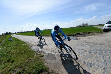 Los ciclistas del equipo Movistar, con Landa, Valverde y Quintana a la cabeza, reconocieron la etapa 9 del Tour de Francia que tendrá 15 tramos de adoquines.