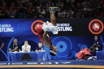 El luchador japonés Kenichiro Fumita celebra con un salto mortal su victoria en la final contra el kazajo Mirambek Ainagulov en lucha grecorromana en la categoría de -59kg en los mundiales de lucha que se celebran en París. 
