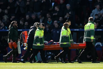 Escalofriante patada del portero Liam Roberts del Millwall de la Championship a Jean-Philippe Mateta jugador del Crystal Palace durante el encuentro de la FA Cup. El jugador sale en camilla para ser trasladado al hospital. 