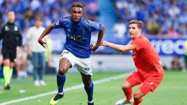 OVIEDO, 30/08/2025.- El extremo derecho del Oviedo Haissem Hassan (i) en el partido de LaLiga entre el Real Oviedo y la Real Sociedad, este sábado en el estadio Carlos Tartiere. EFE/Paco Paredes