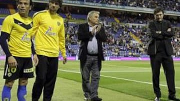<b>EMOTIVO. </b>Compañeros como Marí, Rodríguez, Alfaro y Paquito, entre otros, estuvieron en el sepelio. Algunos aficionados, ataviados con la camiseta de Pavlicic, también acudieron. Antes del partido, los capitanes depositaron un ramo de flores junto al Fondo Norte y su camiseta. Durante el minuto 5 se proyectó su imagen en el videomarcador.