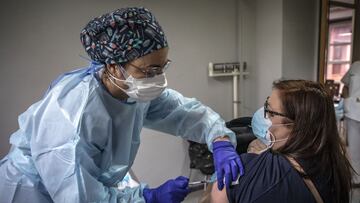 COMUNIDAD VALENCIANA
VALENCIA
Vacunación, en el centro de salud de Catarroja a sanitarios. Personal sanitario recibe la vacuna Pfizer BioNTech Covid-19
FOTO: MÒNICA TORRES/EL PAIS