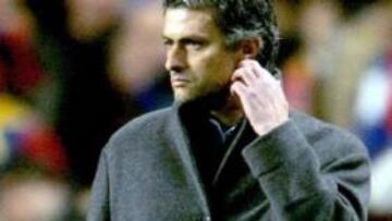 <B>ENFADADO.</B> Mourinho está enfadado con el Chelsea porque el club no recurrió la sanción que le impuso la UEFA.