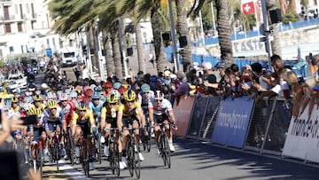 El pelot&oacute;n toma la salida en la segunda etapa del Tour de Francia en Niza.