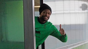 La sonrisa y el pulgar de Gassama, en la ventana del gimnasio, indica que su recuperación va bien.