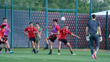 Juan Gutiérrez toca el balón de cabeza en su primer entreno como jugador rojillo.