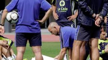 <b>MUCHA INFORMACIÓN EN POCO TIEMPO. </b>Paco Jémez se apoya en varios soportes para hacer llegar a los futbolistas sus ideas.