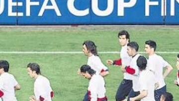 <b>VÍSPERAS DE GLORIA. </b>El equipo sevillista se entrenó ayer en el escenario de una final histórica para el club.
