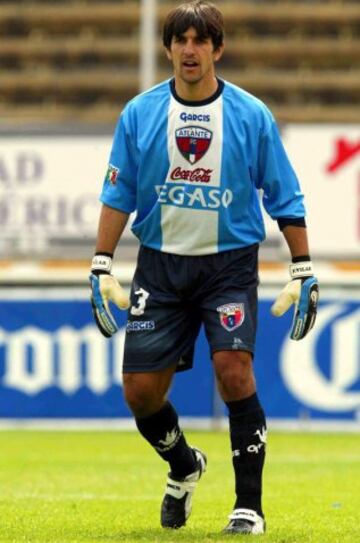 El 'Jefe' debutó con Almirante Brown (Argentina) en 1999