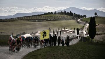 El pelot&oacute;n rueda sobre los tramos de sterrato durante la Strade Bianche de 2019.