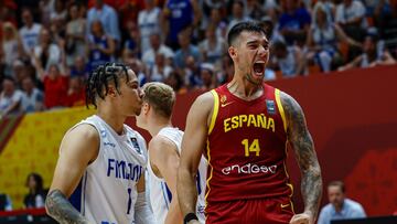 Willy Hernang車mez, p赤vot de Espa?a, celebra una canasta ante Finlandia.