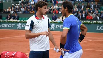 Rafa Nadal y Pablo Carre&ntilde;o hablan durante un descanso de su partido de cuartos de final de Roland Garros.