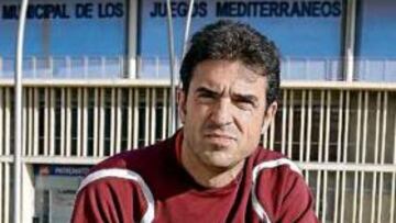 <b>GONZALO ARCONADA POSA PARA AS EN EL MEDITERRÁNEO. </b> El técnico del Almería, Gonzalo Arconada, posó para AS en las instalaciones del estadio del Mediterráneo. El vasco regresa por primera vez a Soria. Allí, al frente del Numancia, consiguió el ascenso a Primera y ser campeón de Segunda.