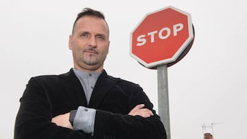 Óliver Cuadrado posa para AS en su barrio de la madrileña localidad de Parla