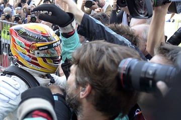 Lewis Hamilton celebra la victoria.