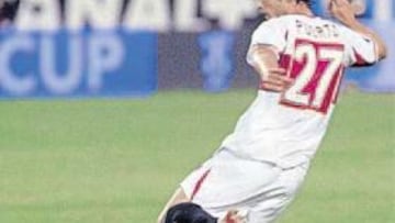 <b>UNA HISTÓRICA VOLEA. </b>Esta jugada elevó a Antonio Puerta al Olimpo del sevillismo.