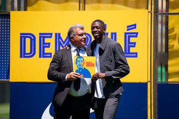 Este jueves ha tenido lugar la firma del nuevo contrato de Ousmane Dembélé en la Ciudad Deportiva Joan Gamper junto con el Presidente del FC Barcelona, Joan Laporta.