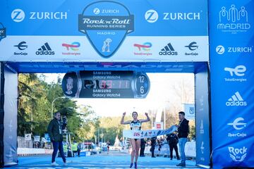 La maratón de Madrid ha vuelto con la Rock ‘n’ Roll Madrid Maratón. El etíope Godana Gemeda y la keniana Siranesh Yirga han sido los ganadores de la prueba. 