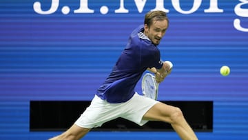 Daniil Medvedev ejecuta un revés en el US Open.