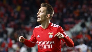 Alex Grimaldo, jugador del Benfica, celebra un gol.