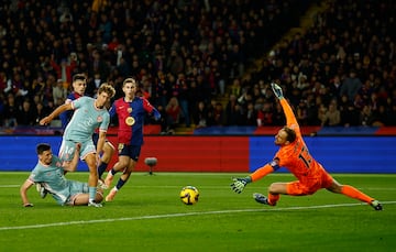 1-0. Gavi recibe en el balcón del área y con una especie de ruleta, asiste a Pedri que define cruzando raso, al palo largo de Jan Oblak.