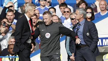 Ars&egrave;ne Wnger, m&aacute;nager del Arsenal, y Jos&eacute; Mourinho, del Chelsea, durante un partido de la Premier League en 2014.