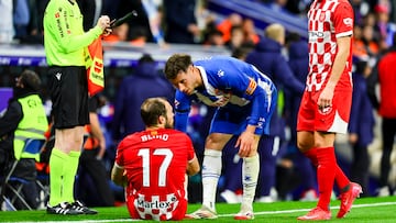 Daley Blind, en el suelo, ante Javi Puado.