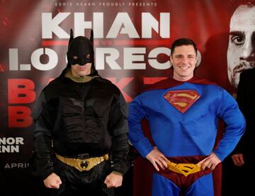 Los boxeadores Sean Dodd y Tommy Coyle se disfrazaron de Batman y Superman para presentar su próximo combate del 21 de abril. 